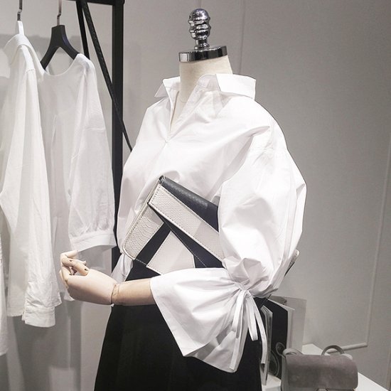 ボリューム袖のスキッパーゆるシャツ白ブラウス - きれいめオフィス通勤レディース韓国ファッション通販『Maribel』
