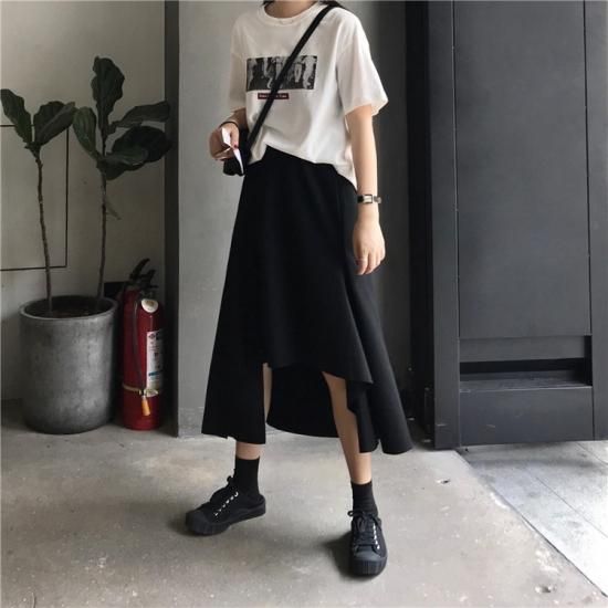 アシンメトリーなデザインがおしゃれな黒のカジュアルロングスカート