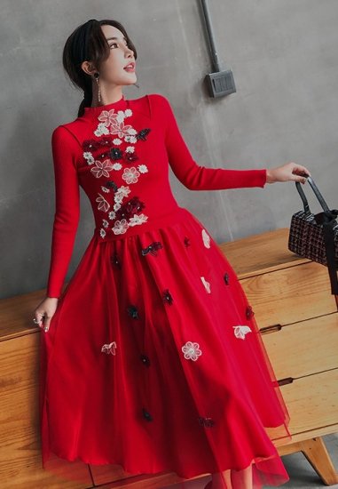 綺麗な赤、お花刺繍、フリルが大人かわいいワンピース袖幅16cm