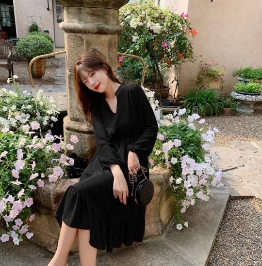 ふんわりシルエットでフェミニンに 大人かわいい裾フリルの長袖
