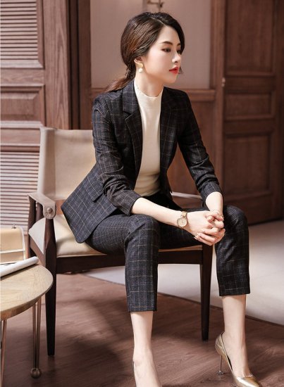 オフィススタイルにおすすめ タイトな美シルエットのチェック柄パンツスーツ 2色