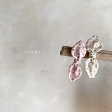 bebe Jasmine Hair Band<br>2 color<br>『anggo』<br>21SS<img class='new_mark_img2' src='https://img.shop-pro.jp/img/new/icons13.gif' style='border:none;display:inline;margin:0px;padding:0px;width:auto;' />