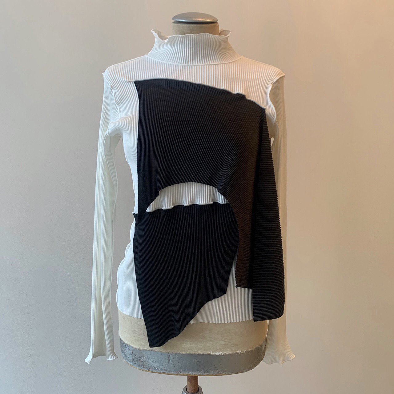 kotohayokozawa / Pleats Top - long sleeve, high neck - white × black -  CONTE-NU