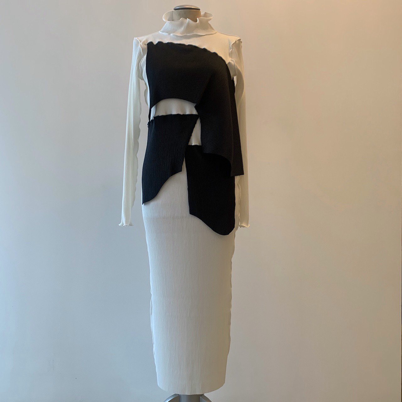kotohayokozawa / Pleats Dress - long sleeve - white × black - CONTE-NU