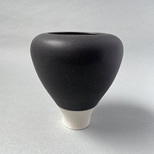 Black Vase M / Guido De Zan