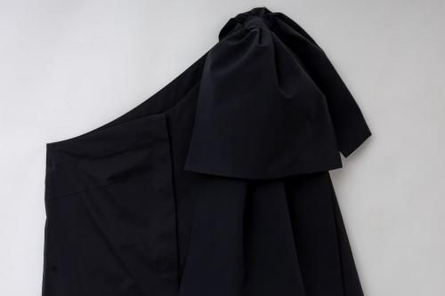 re stock】ribbon one shoulder blouse/black - akiki